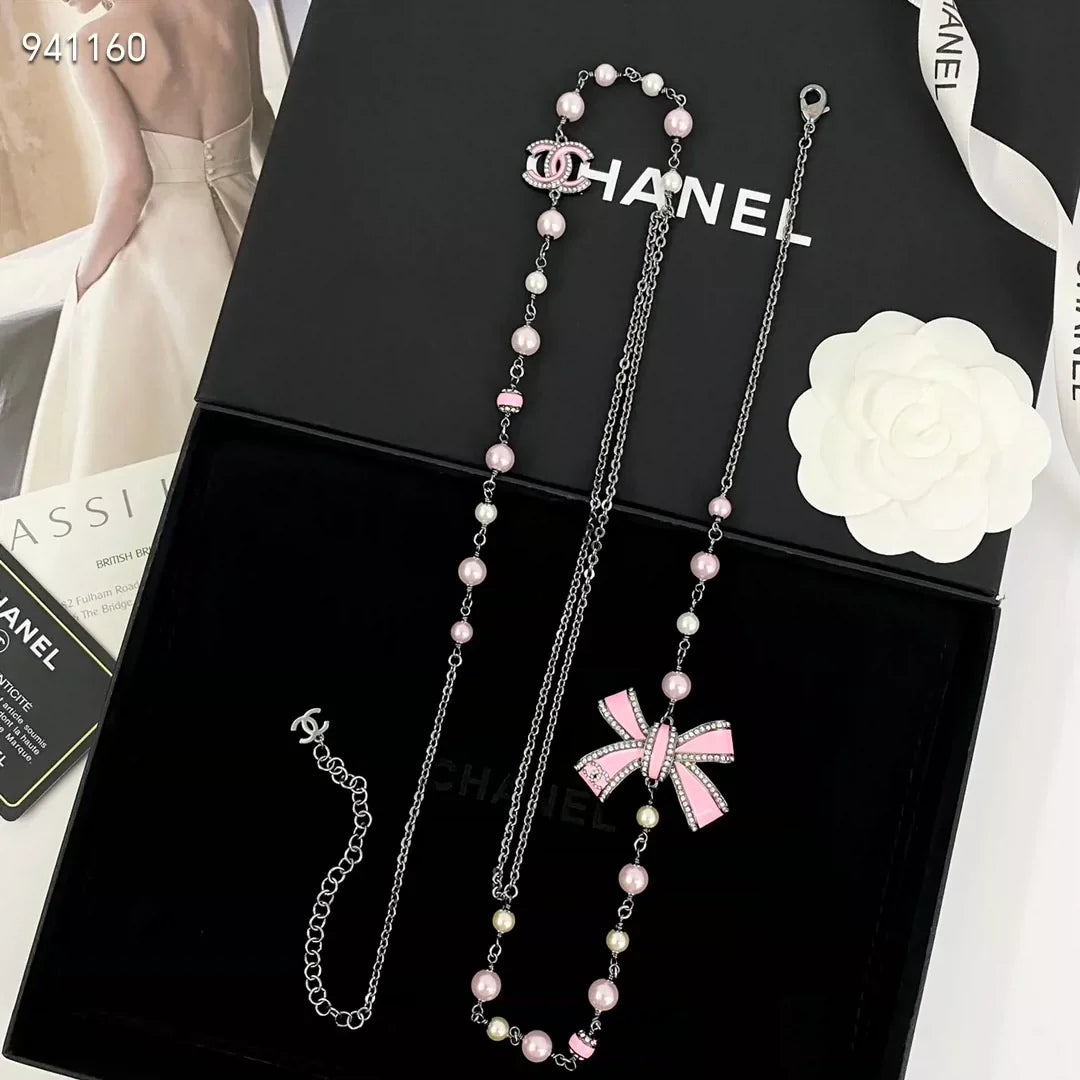 Pink enamel bow pearl sweater chain