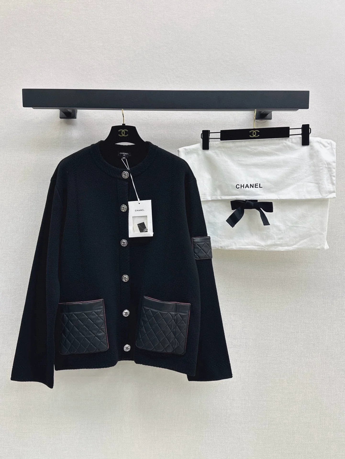 25fw Cashmere coat with quilted leather pockets