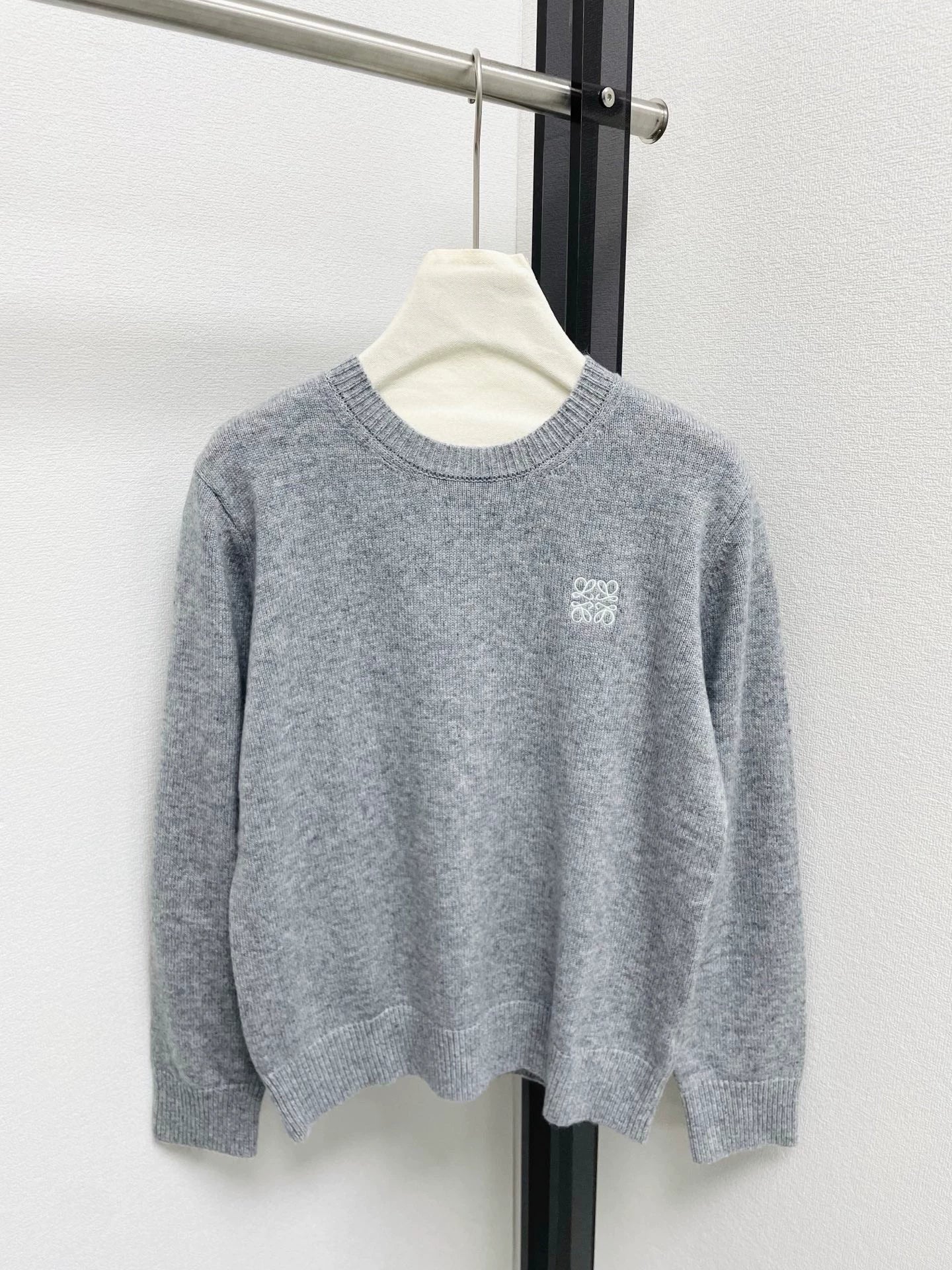 25fw Embroidered round neck sweater