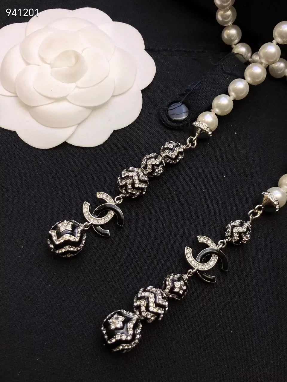 Black and white rhinestone double C pearl sweater chain