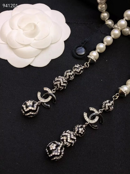 Black and white rhinestone double C pearl sweater chain