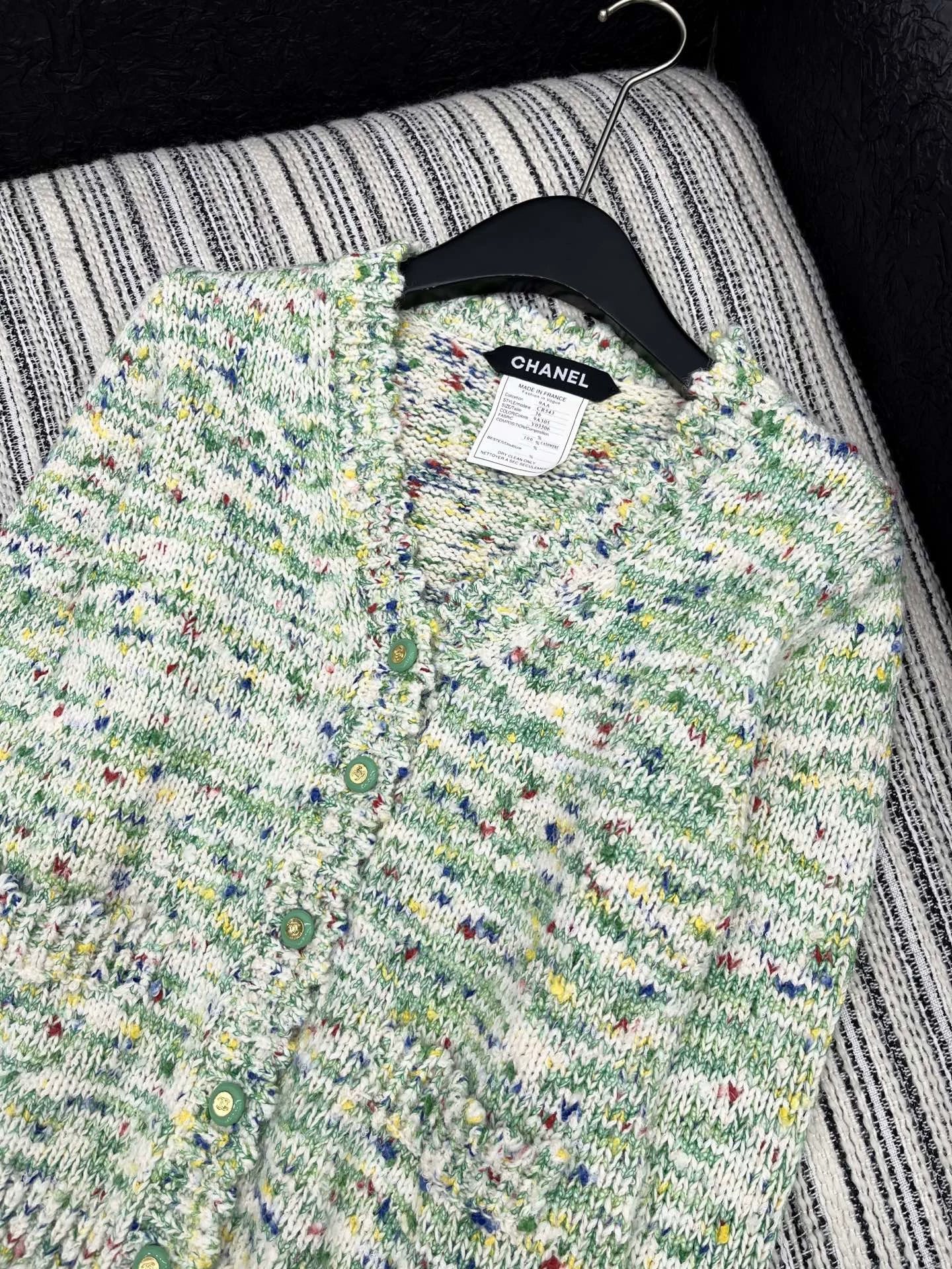 25fw Gem buckle V-neck long sleeved knitted jacket