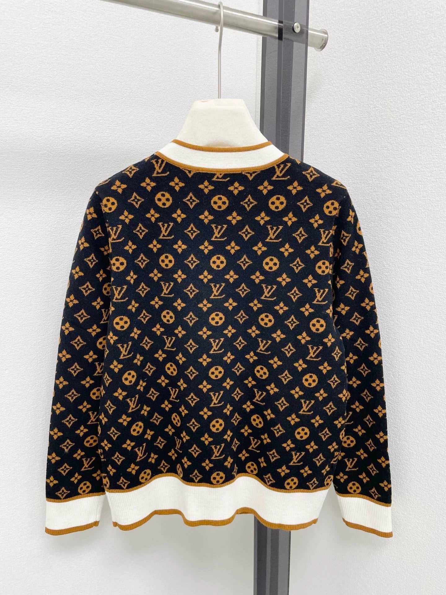 25fw Manlaohua V-neck cardigan