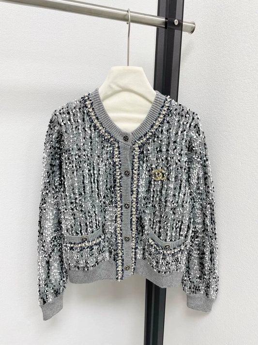 25fw Wearing a round neck cardigan with beads