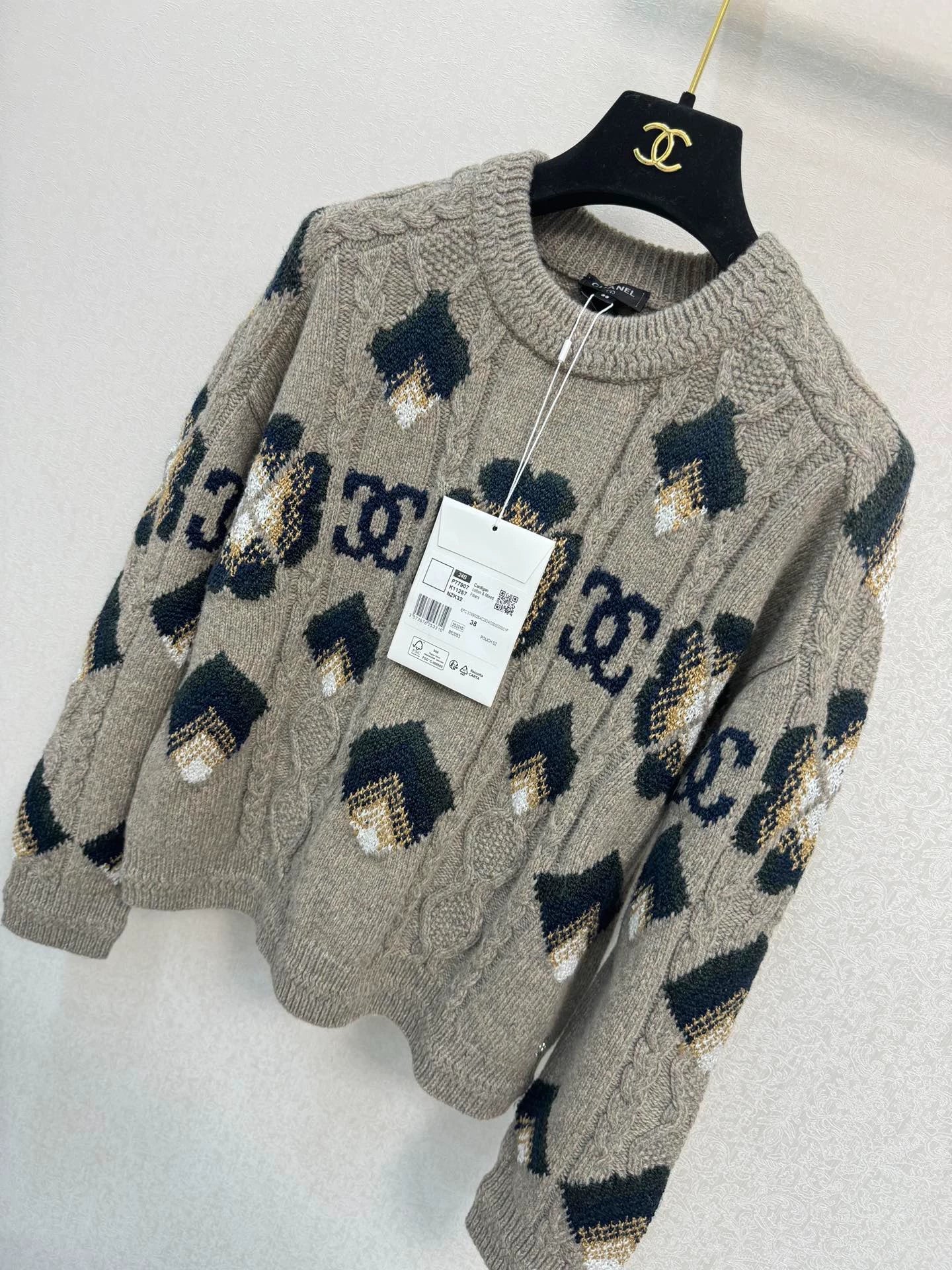 Four leaf clover knitted sweater