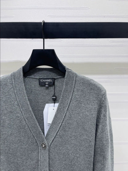 25fw V-neck long sleeved knitted cardigan