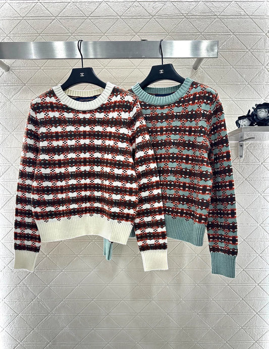 Round neck knitted pullover sweater