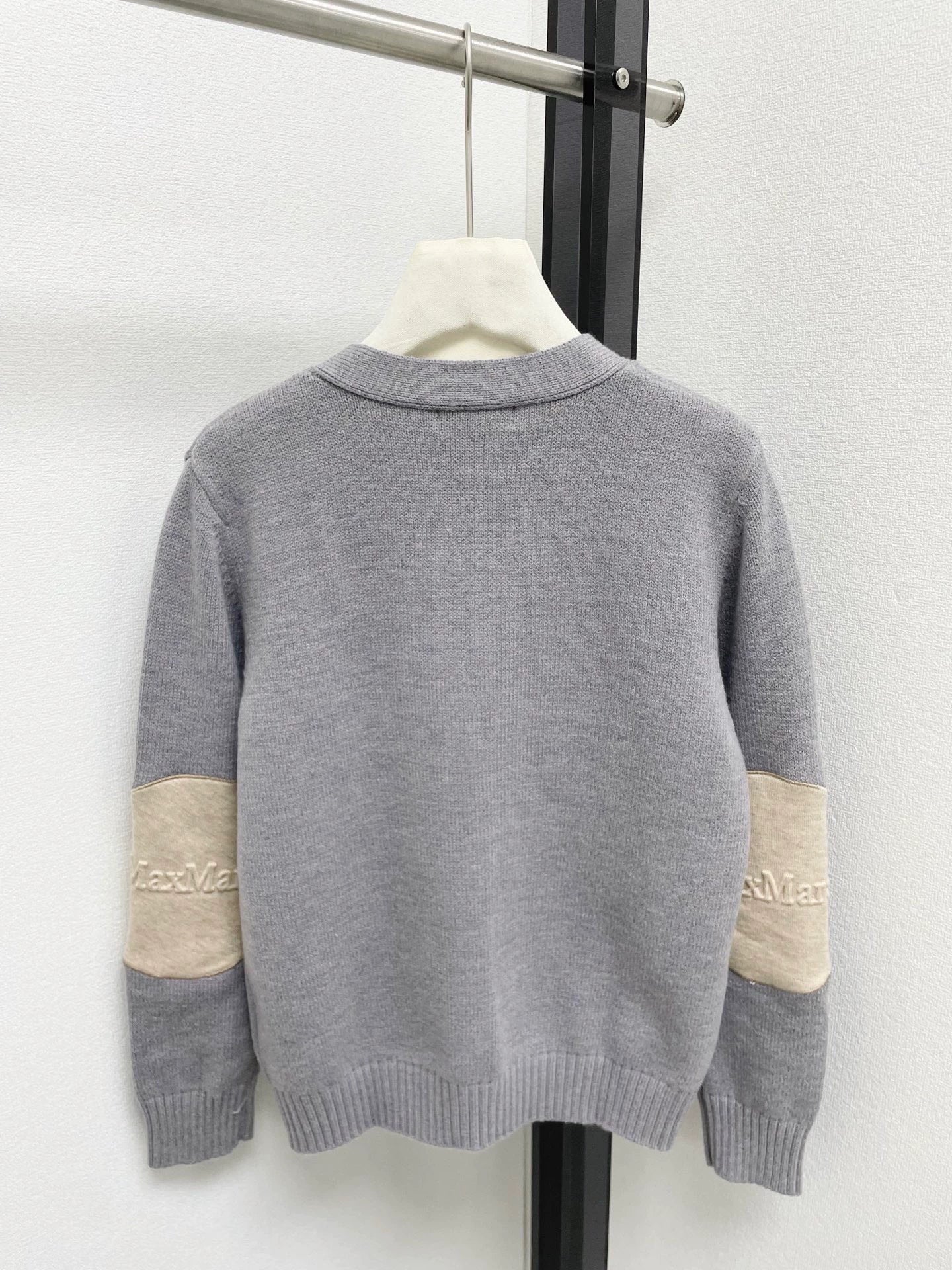 25fw V-neck knitted cardigan