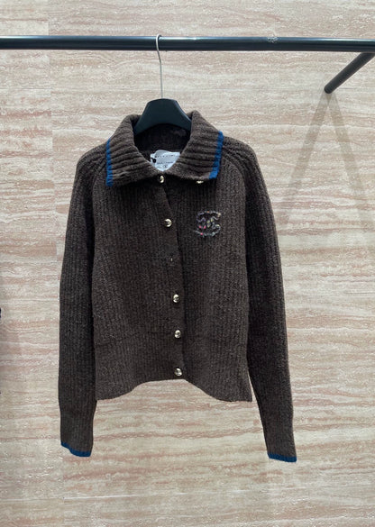 Collar contrasting sweater