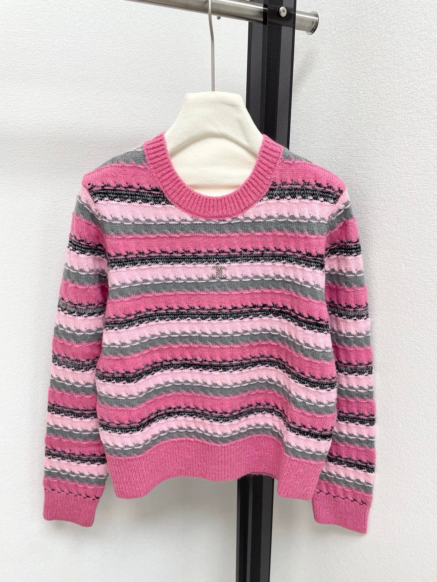 25fw Chest metal logo sweater