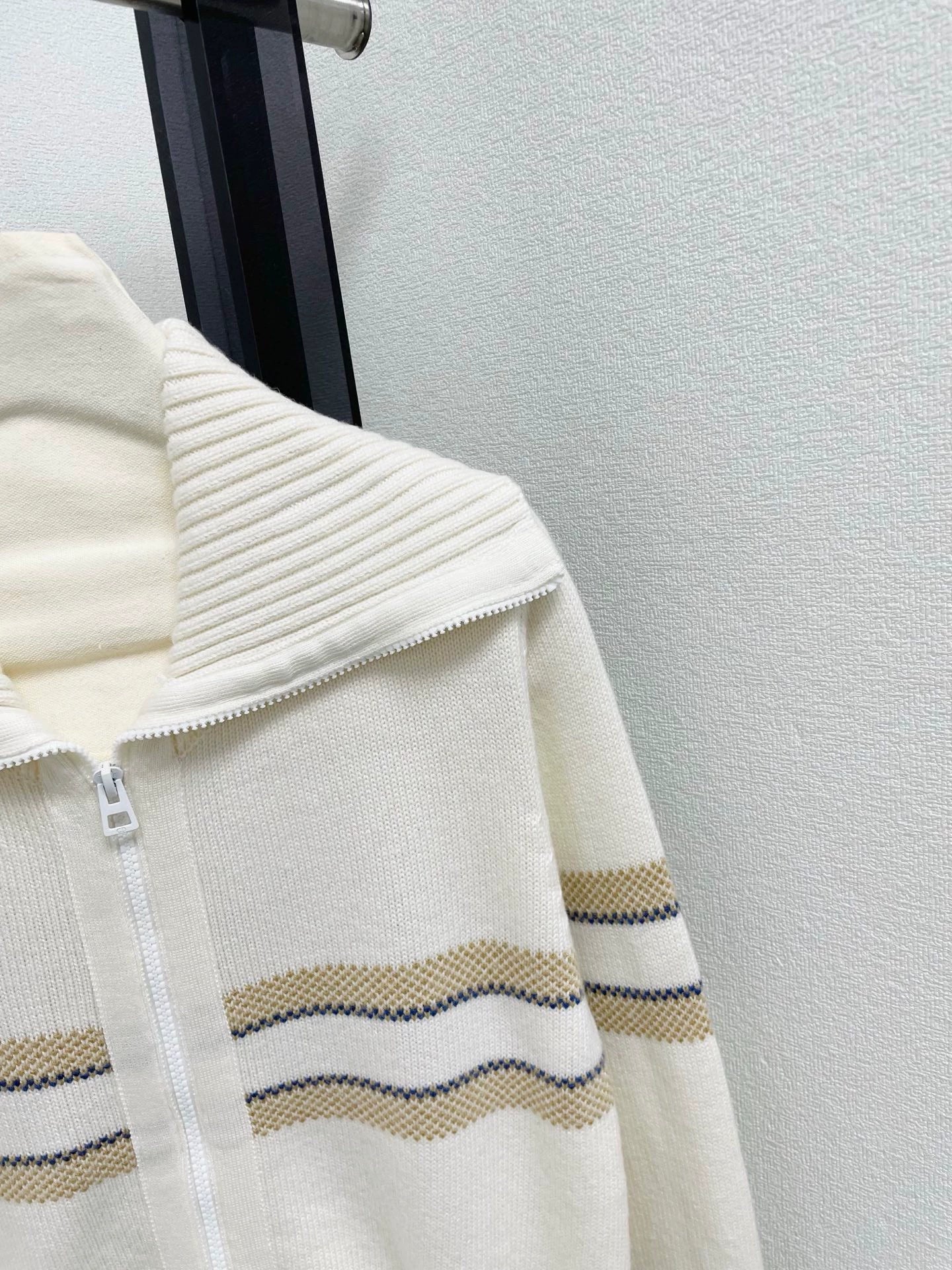 25fw Navy collar cardigan with contrasting colors