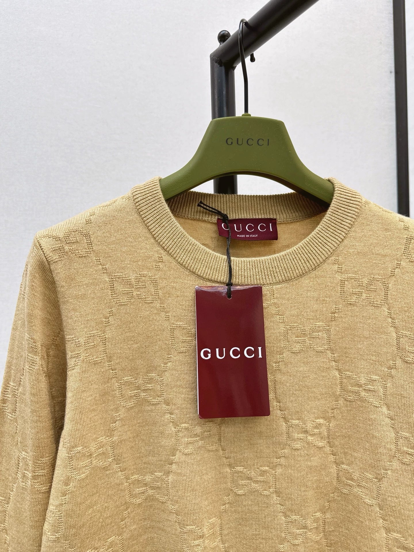 25 Knitted sweater with woven pattern round neck