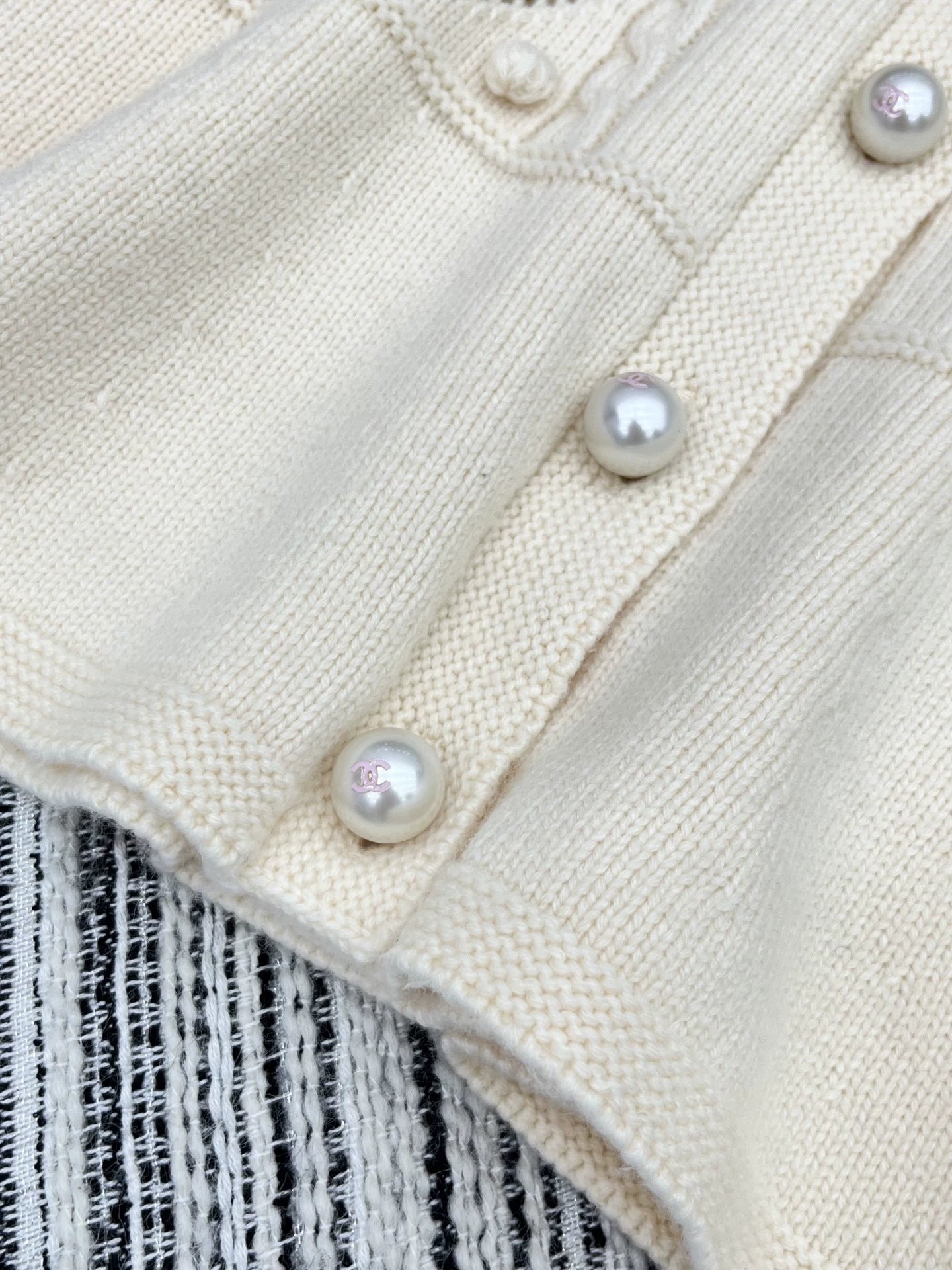 25fw Hook flower lotus leaf cardigan