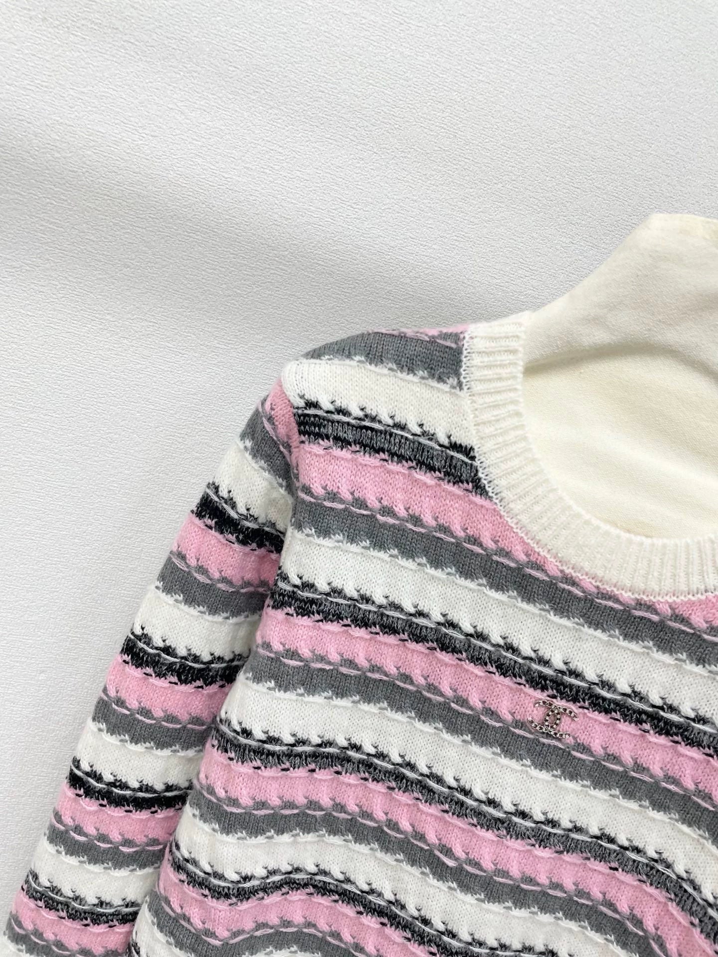 25fw Chest metal logo sweater