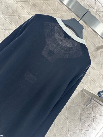 Round neck contrasting letter sweater