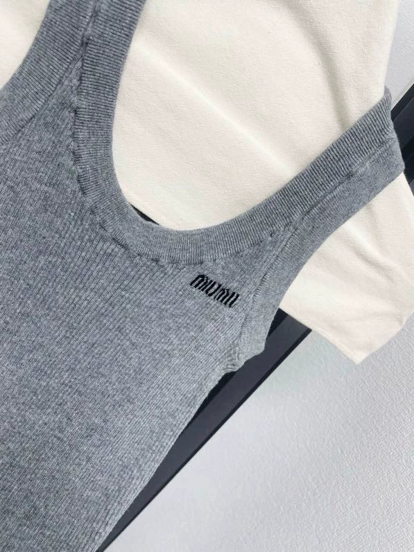 25fw U-shaped knitted vest