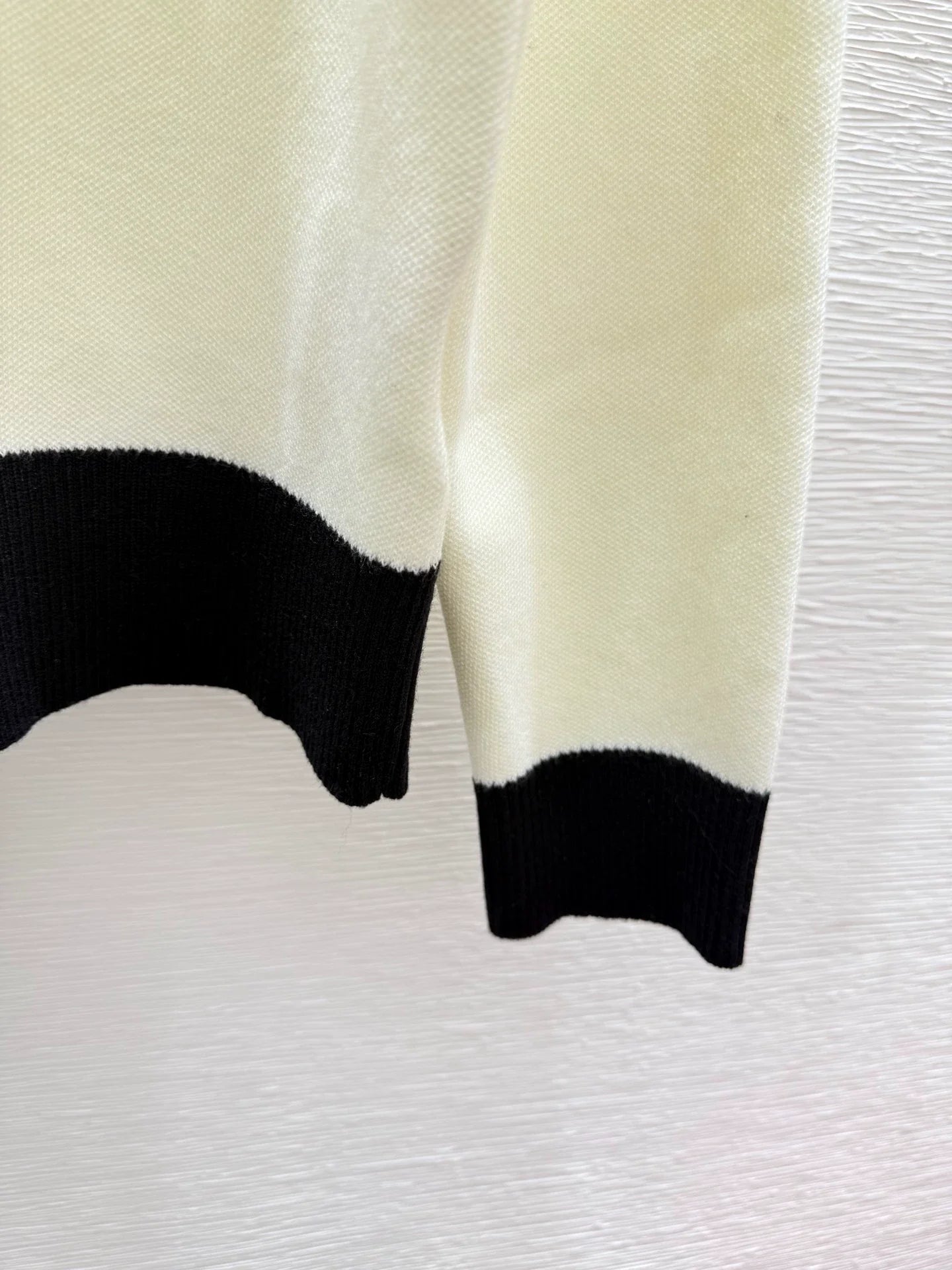 25fw Black and white color blocked knitted sweater