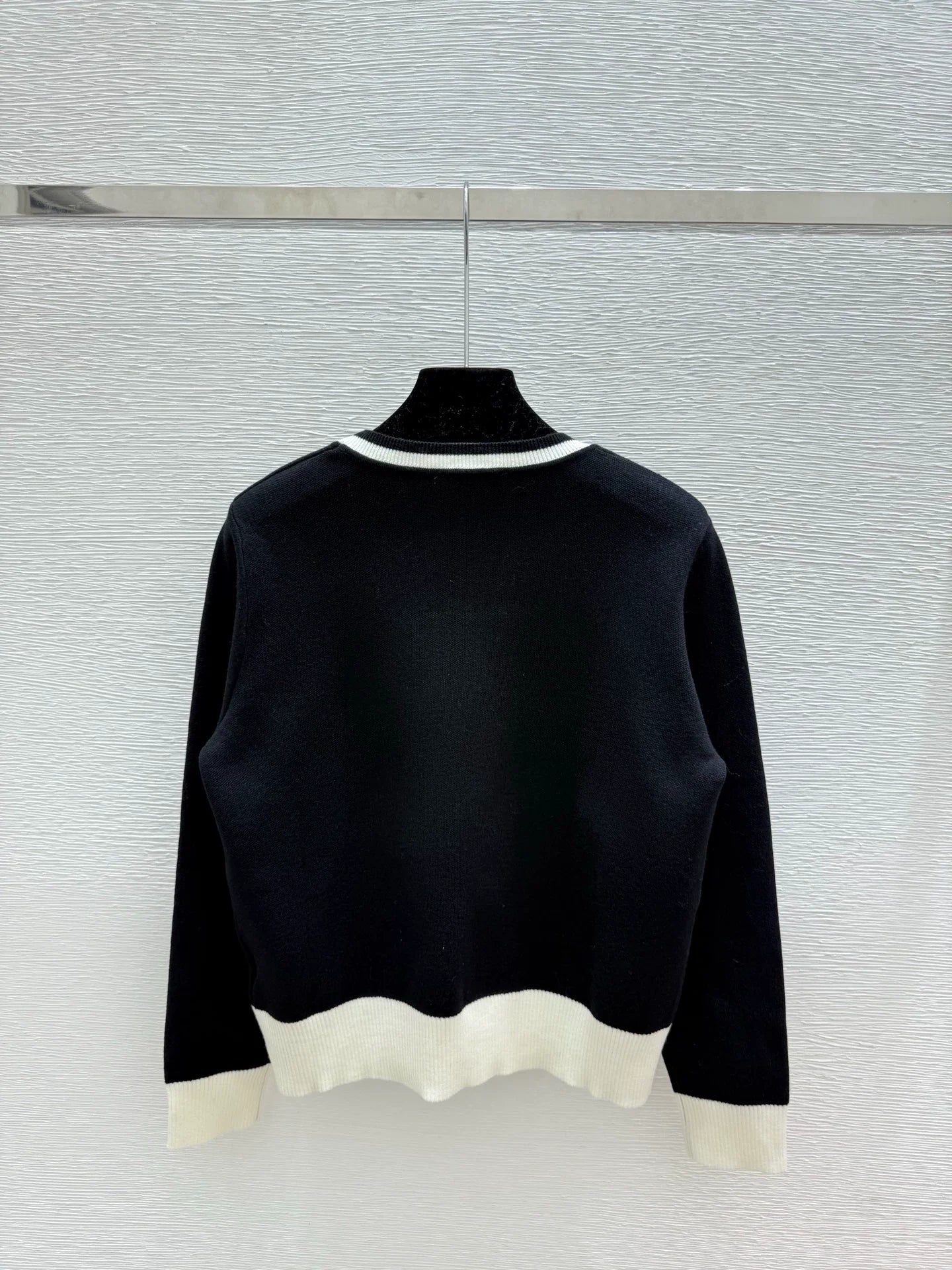 25fw Black and white color blocked knitted sweater