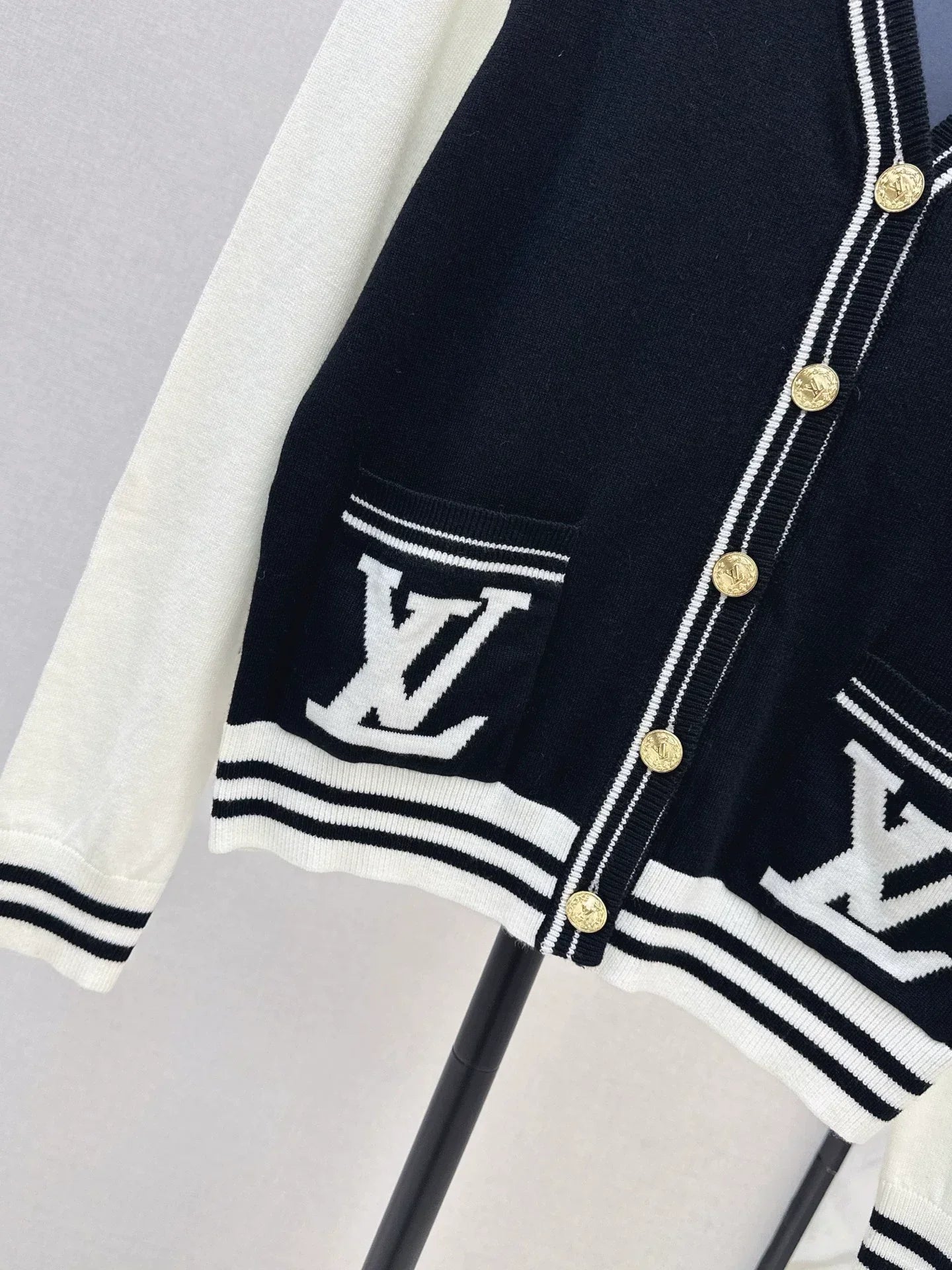 25 Color blocking V-neck knitted cardigan