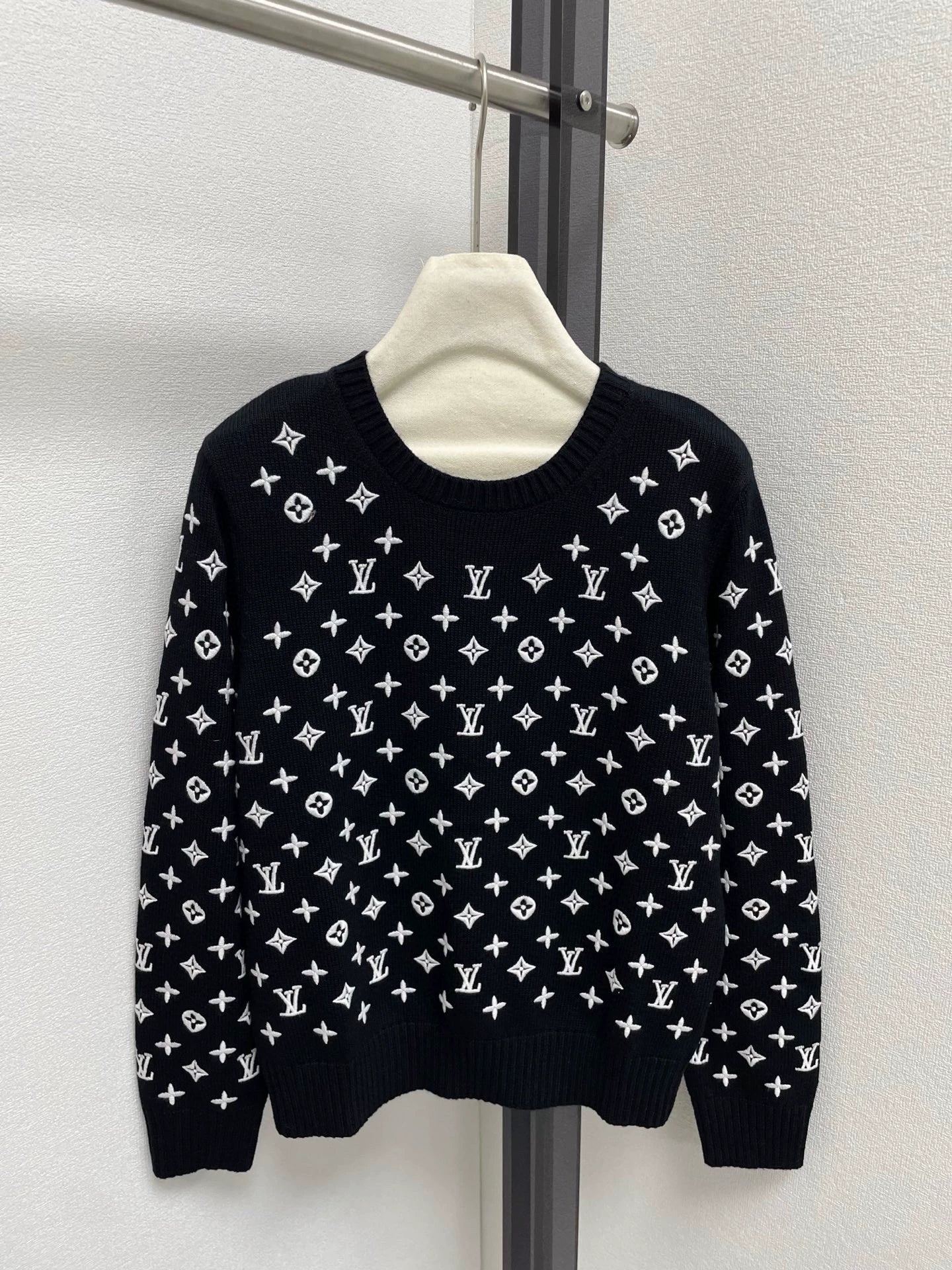 Old flower embroidery knitted sweater