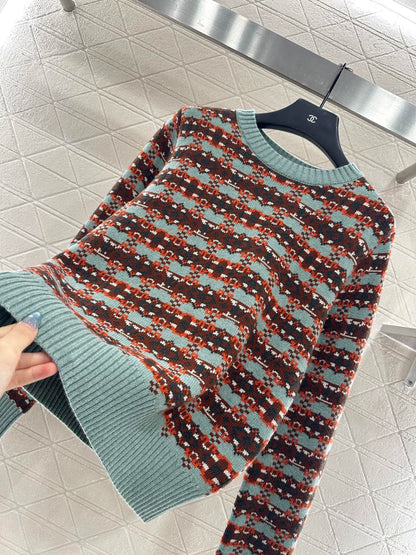 Round neck knitted pullover sweater