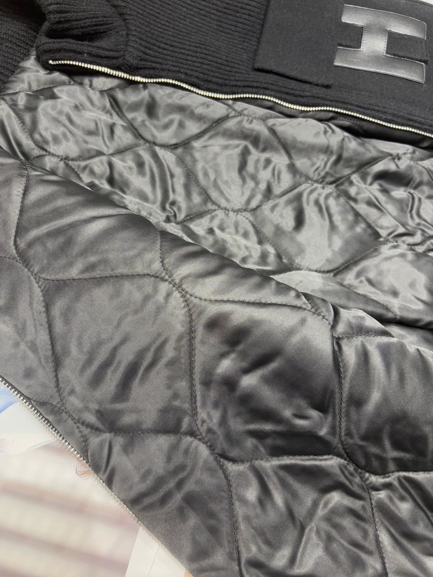 Sleeveless knitted vest