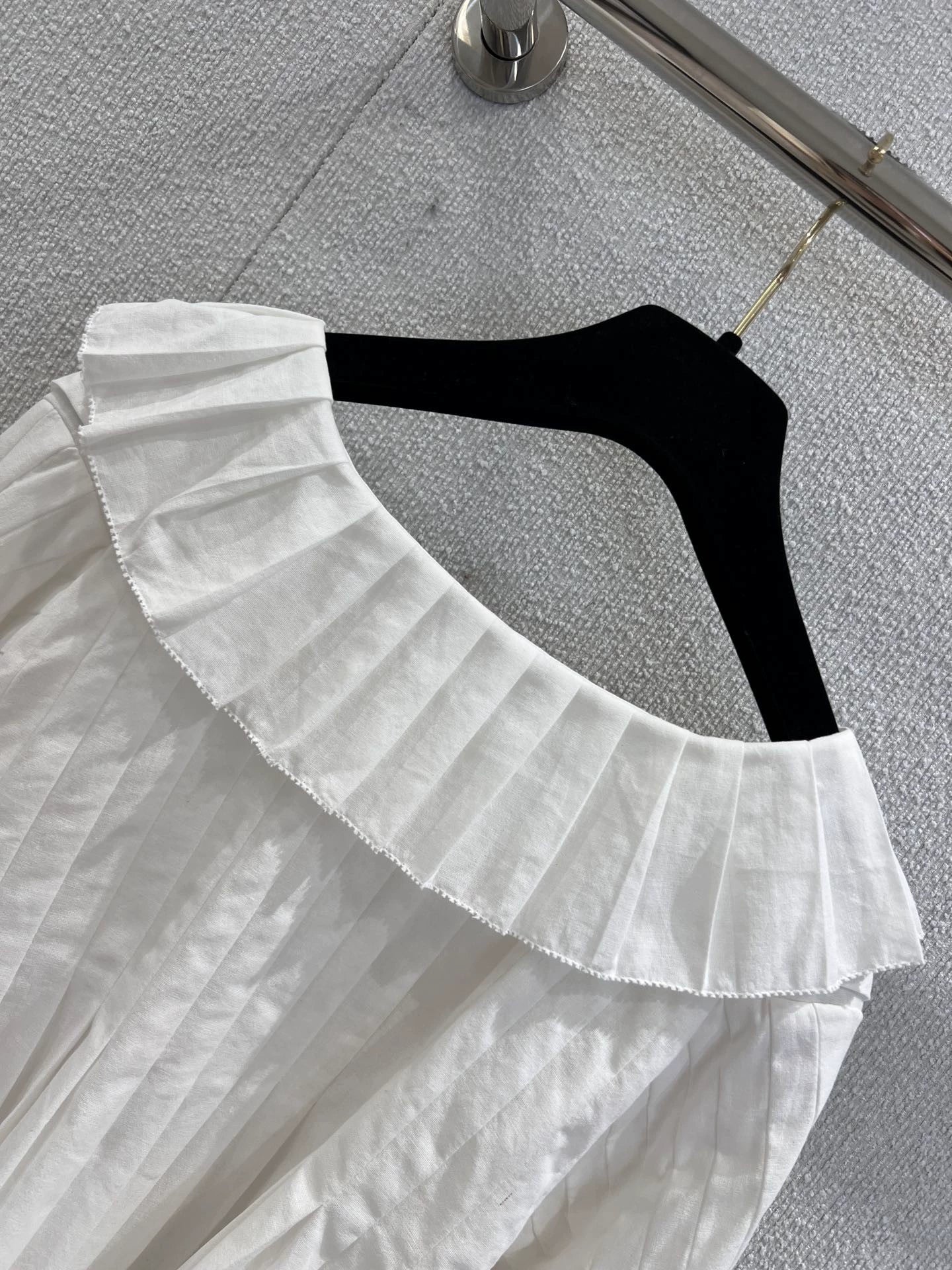 Single breasted pleated doll collar long sleeved shirt