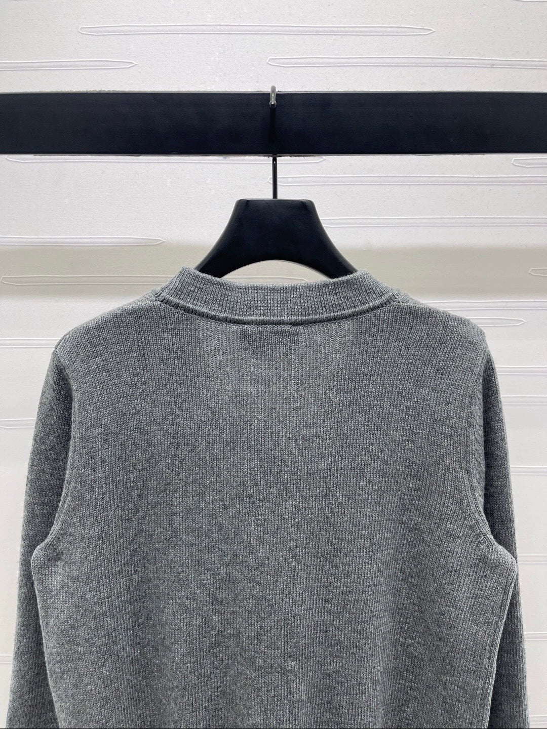 25fw V-neck long sleeved knitted cardigan