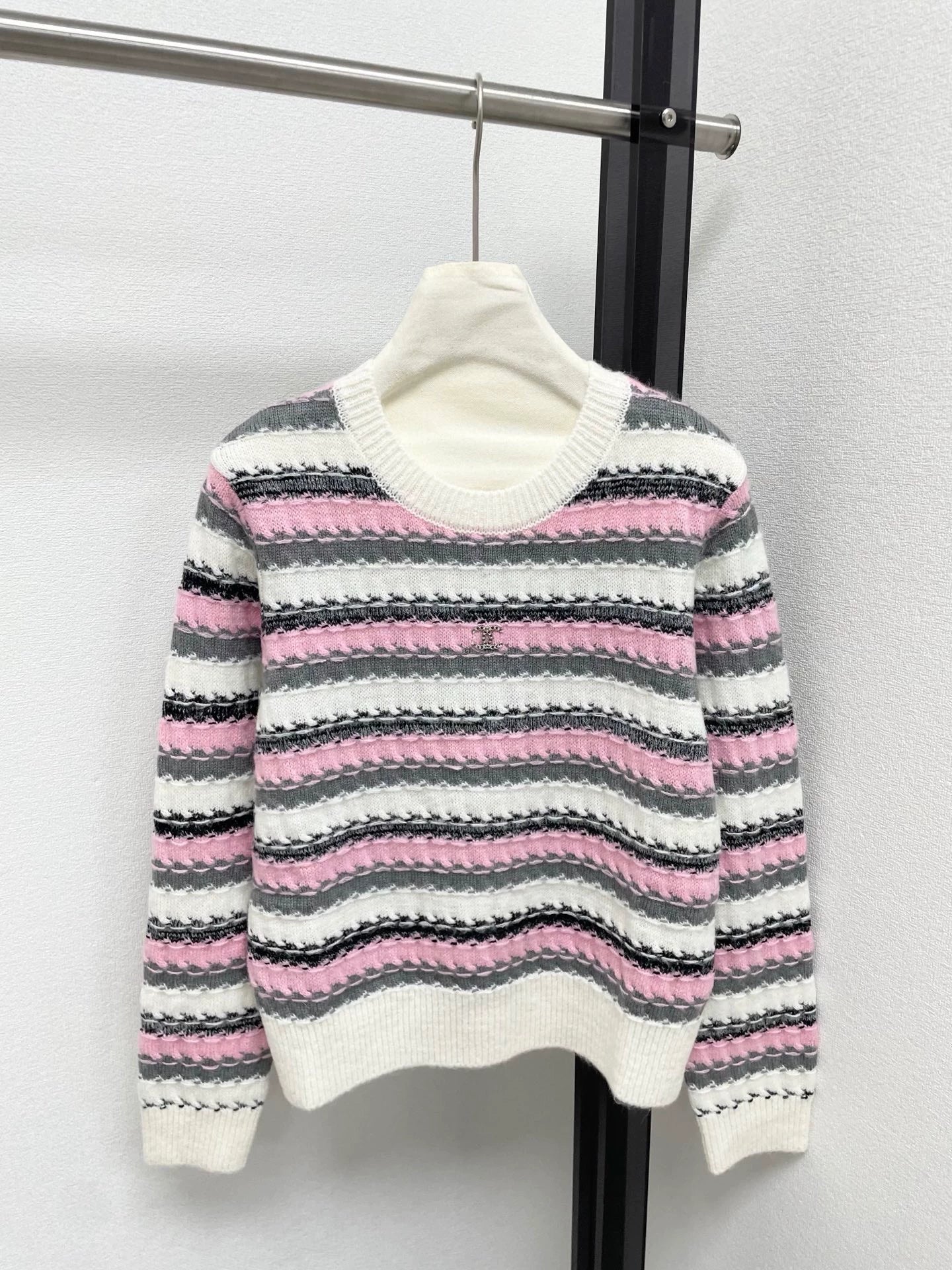 25fw Chest metal logo sweater