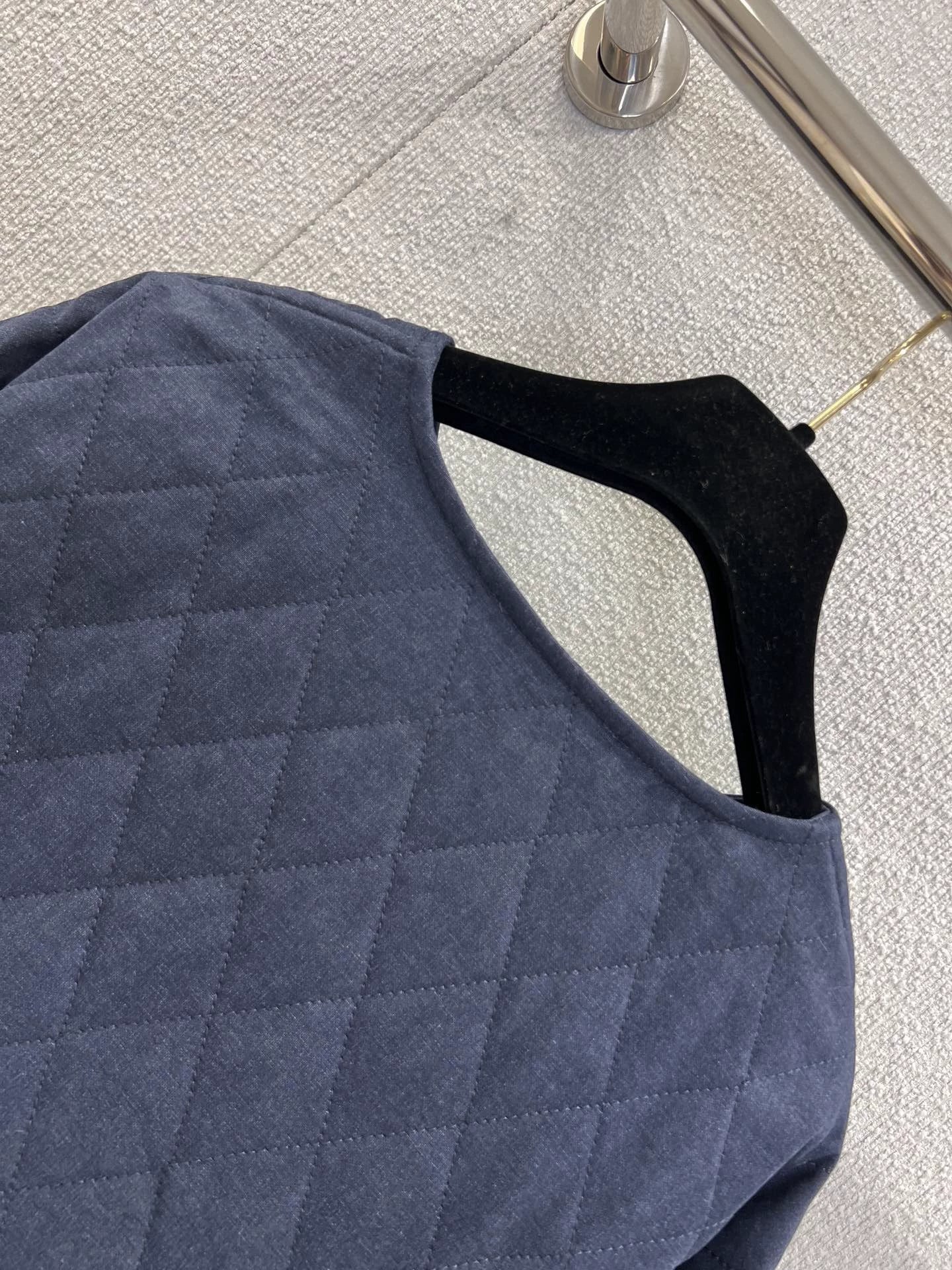 Diamond-patterned cropped denim jacket