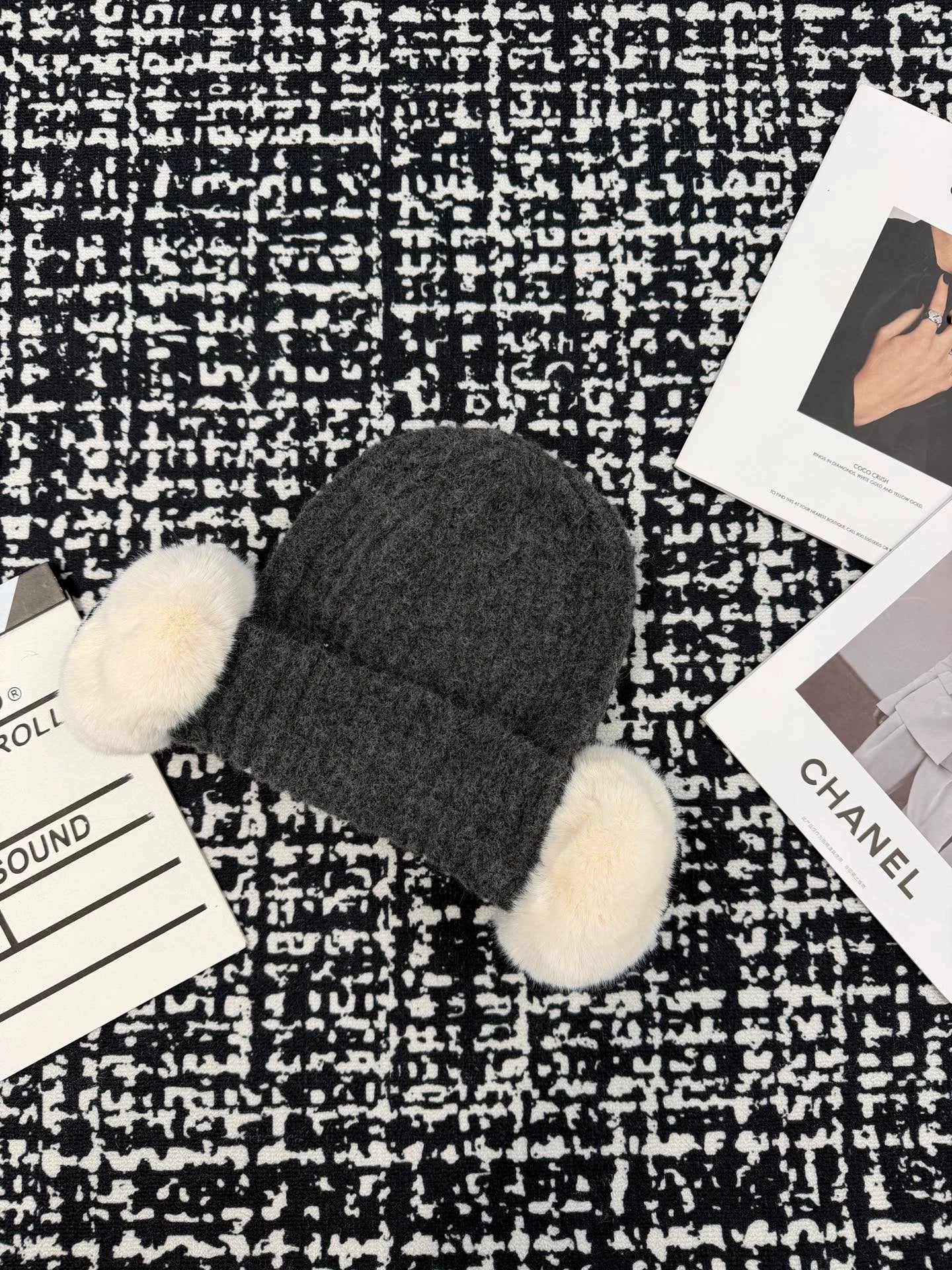 Earbag connected wool hat