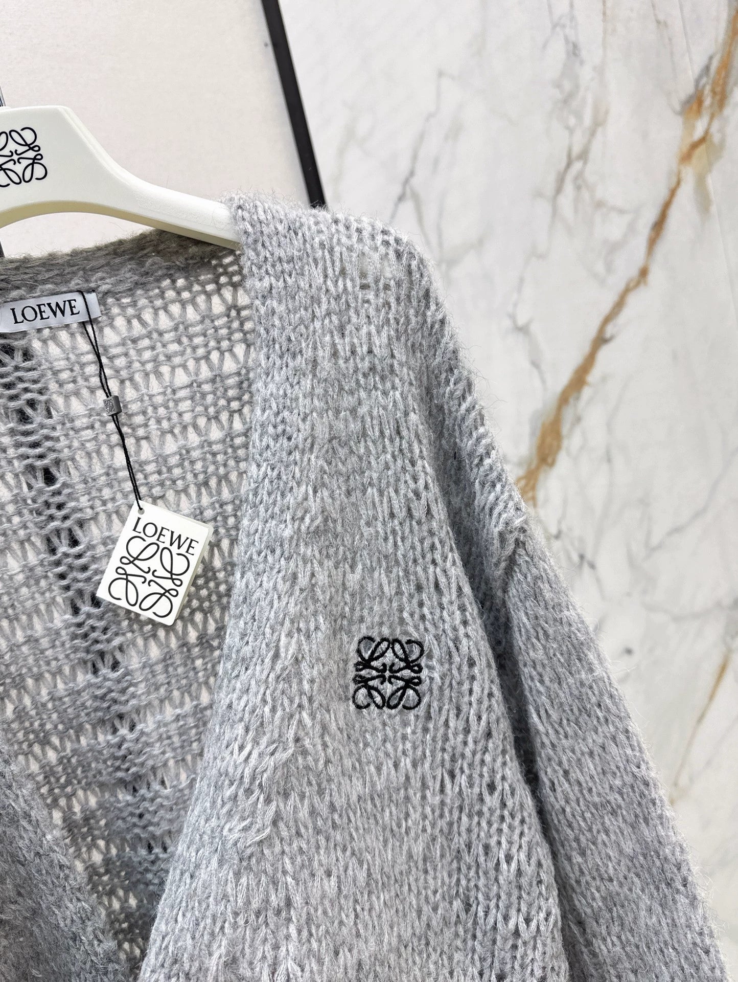 25 Embroidered decorative V-neck knitted silhouette cardigan