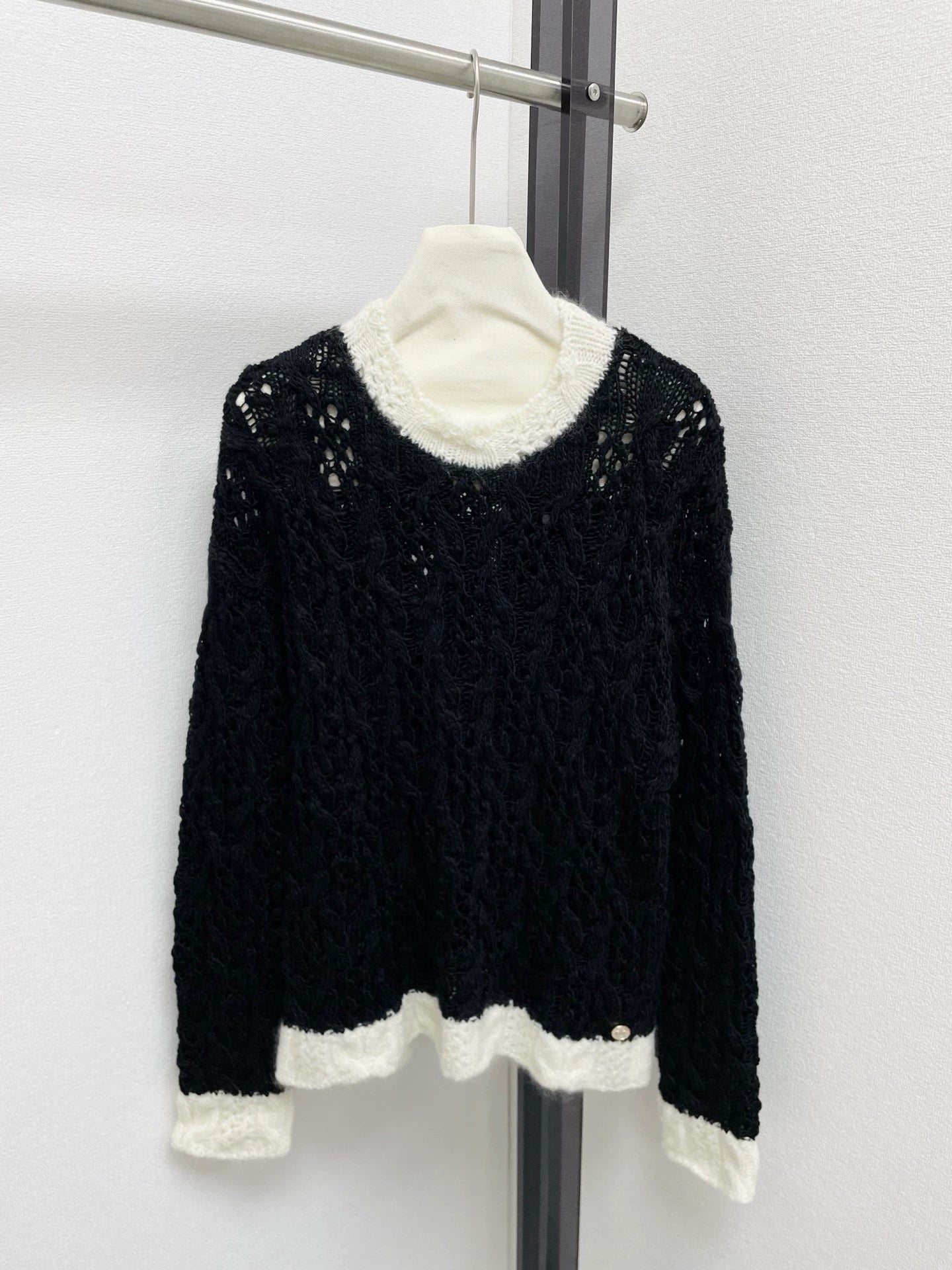 25fw Black and white color blocked hollow knitted sweater