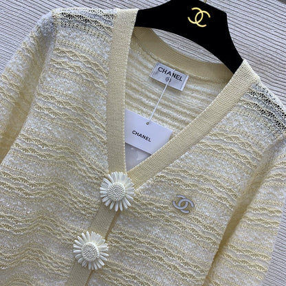 V-neck long sleeved knitted striped cardigan