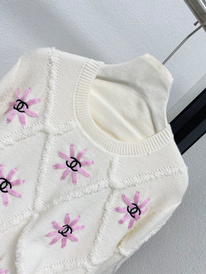 Lingge Flower Embroidered Knitted Sweater