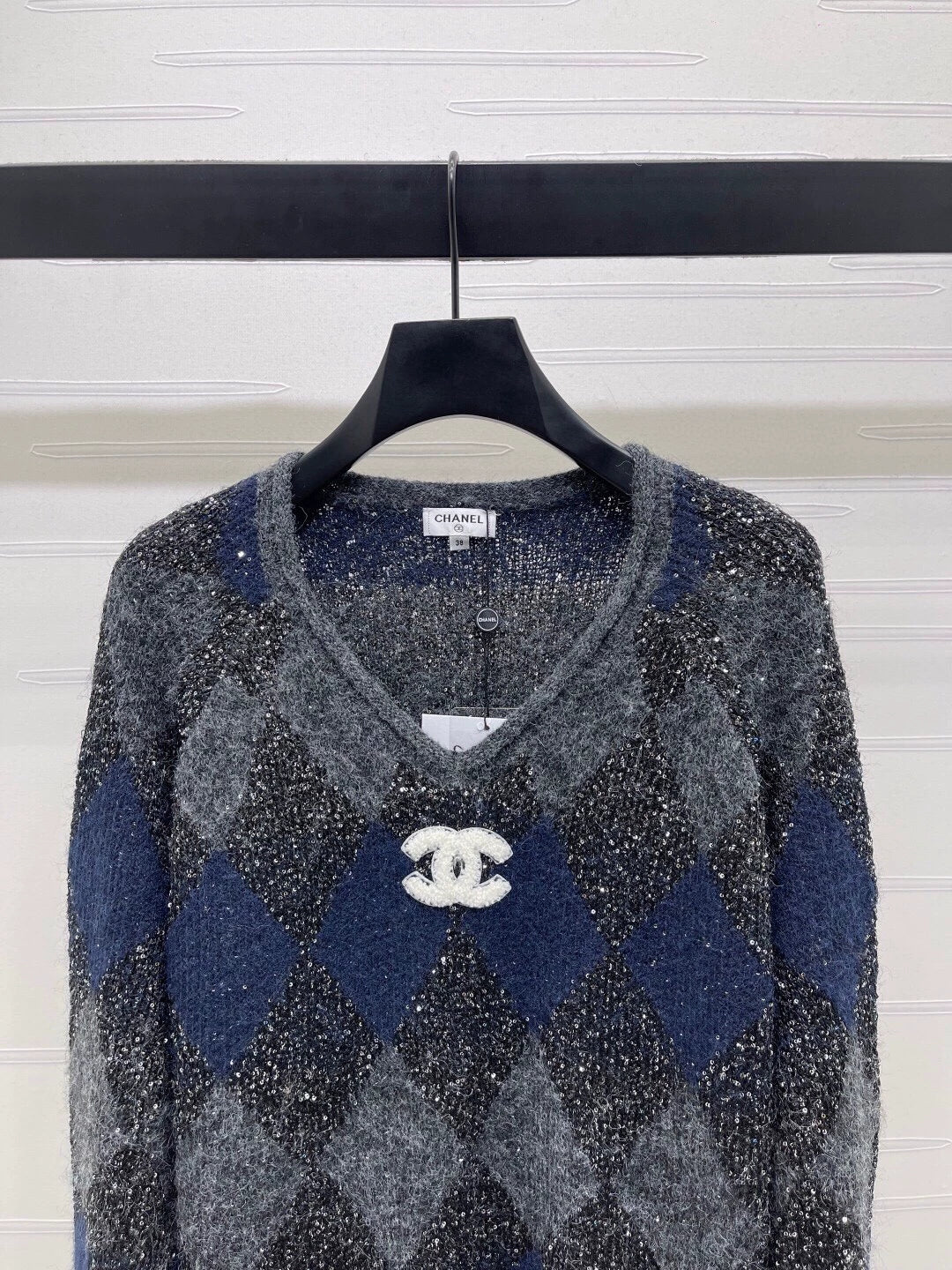 Lingge bead V-neck long sleeved shirt