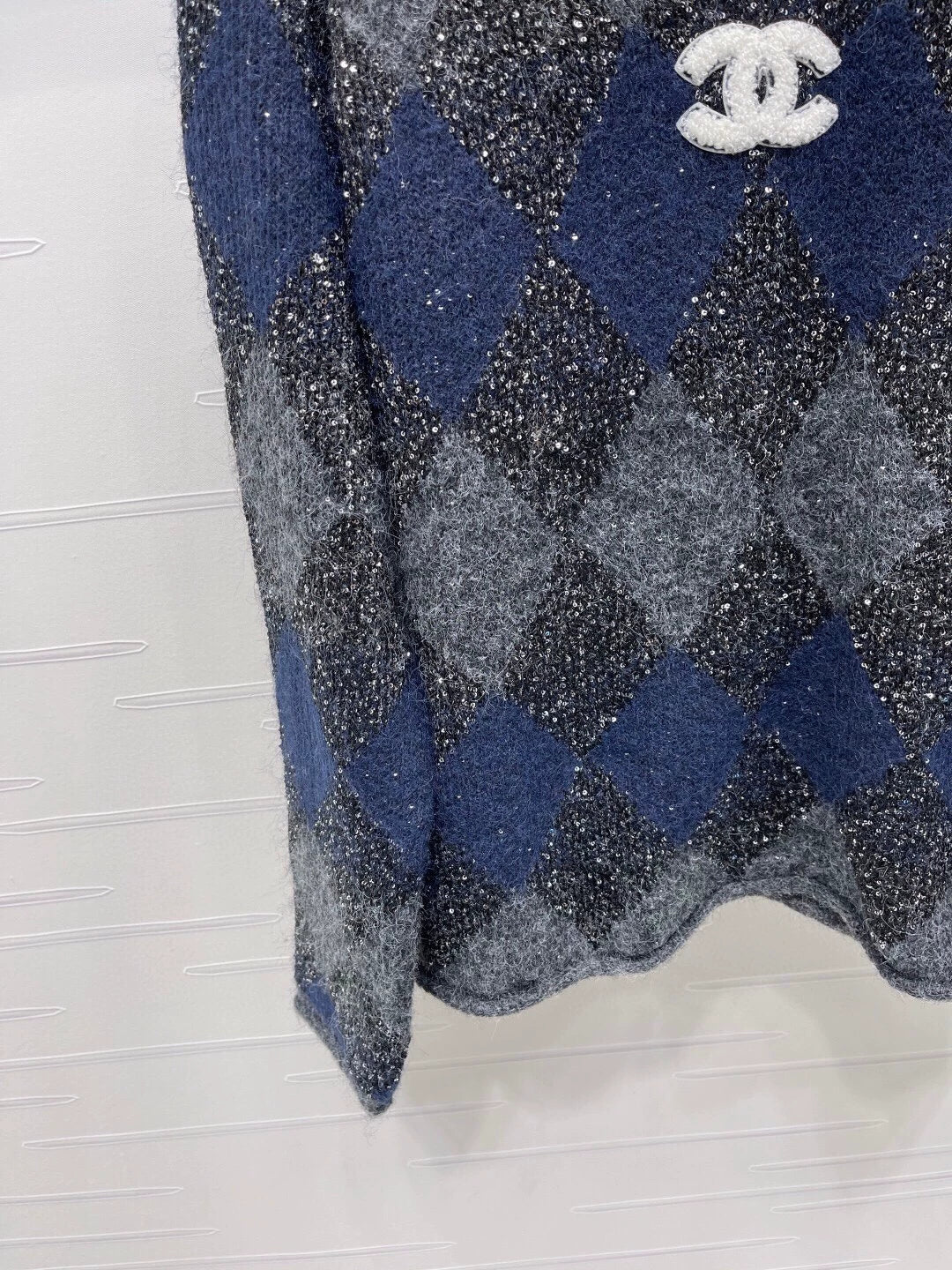 Lingge bead V-neck long sleeved shirt