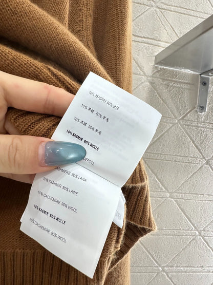 Knitted top with split leather collar