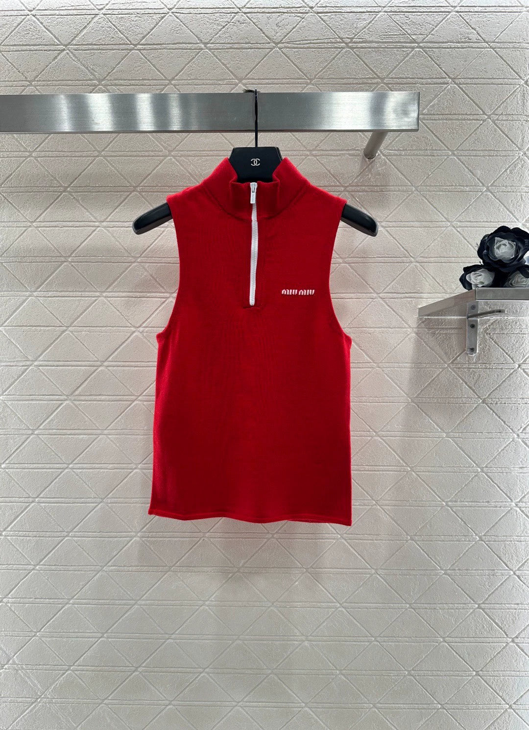 Small stand collar knitted vest