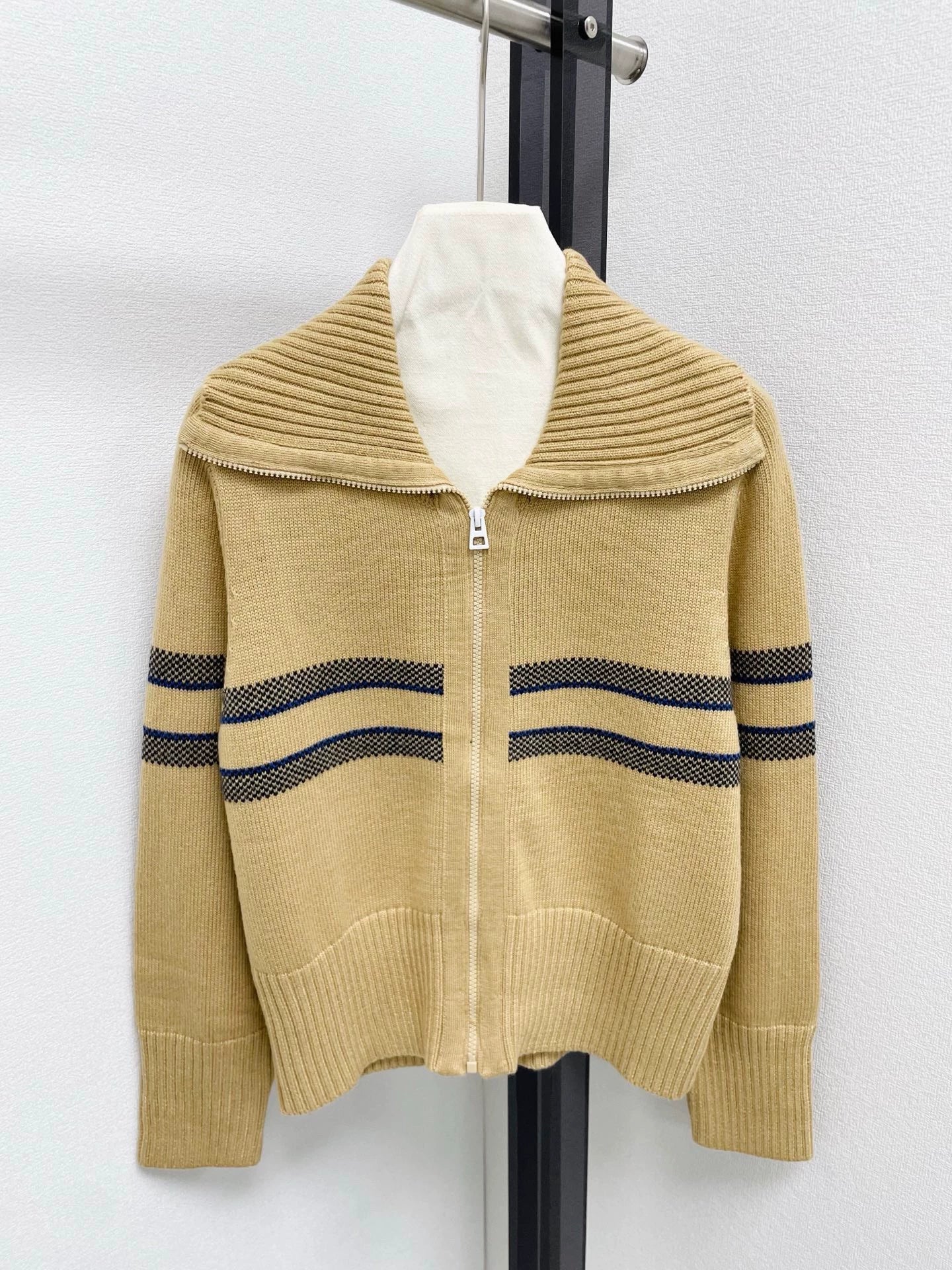 25fw Navy collar cardigan with contrasting colors