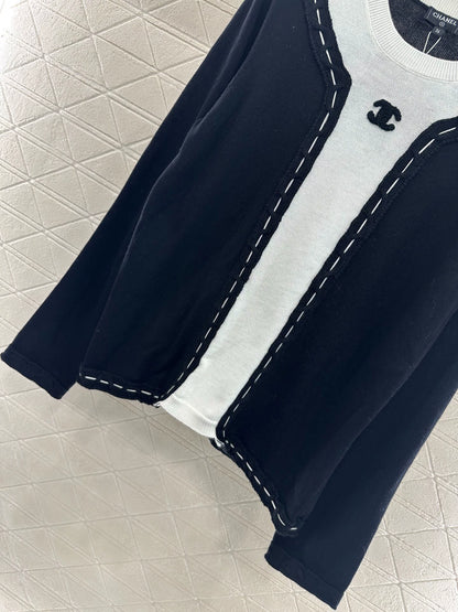 Round neck contrasting letter sweater