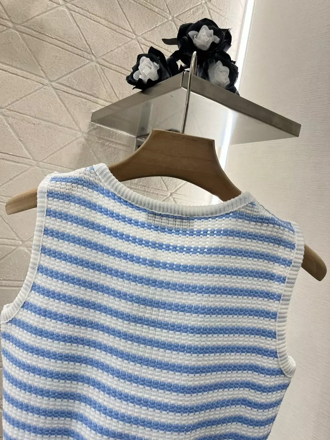 25 Spring and Summer New Contrast Stripe Embroidery Knitted Vest