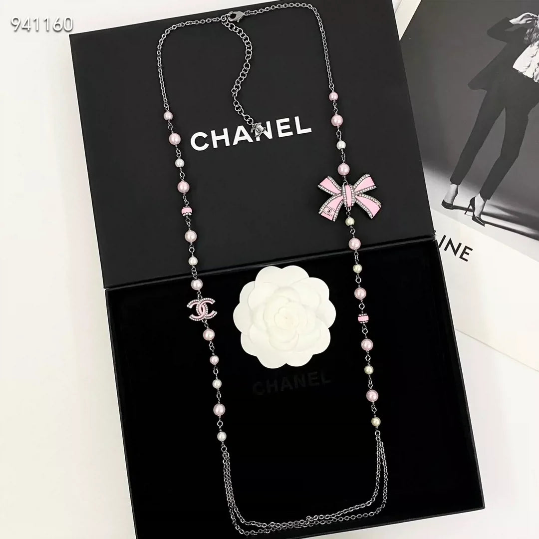 Pink enamel bow pearl sweater chain