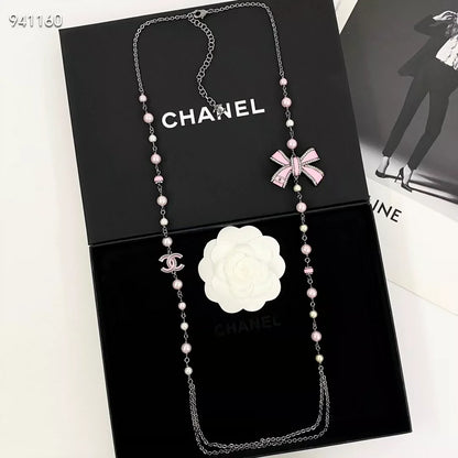 Pink enamel bow pearl sweater chain