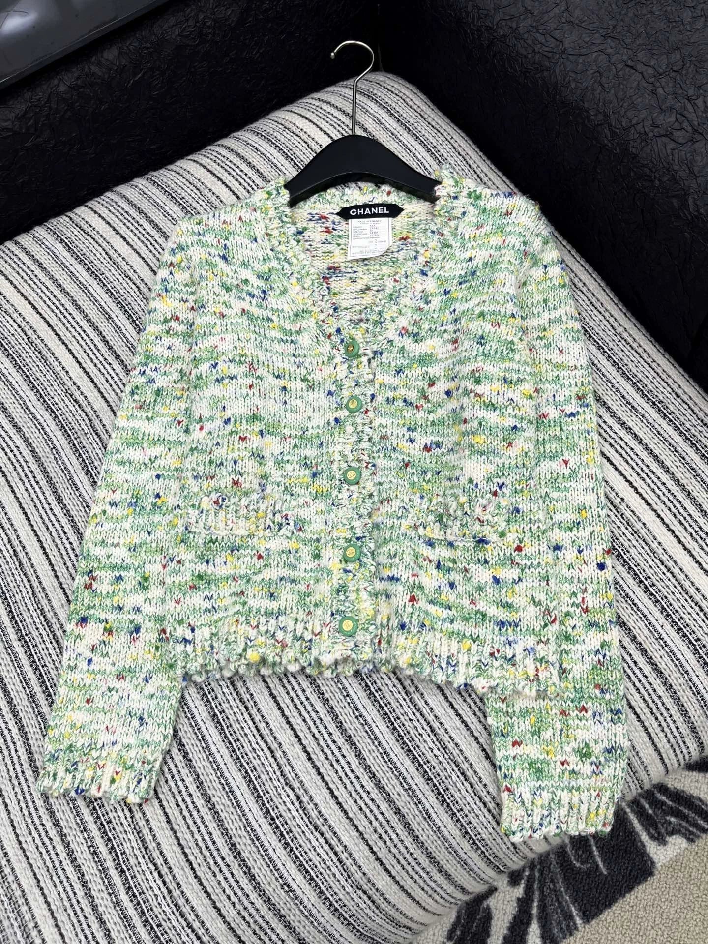 25fw Gem buckle V-neck long sleeved knitted jacket