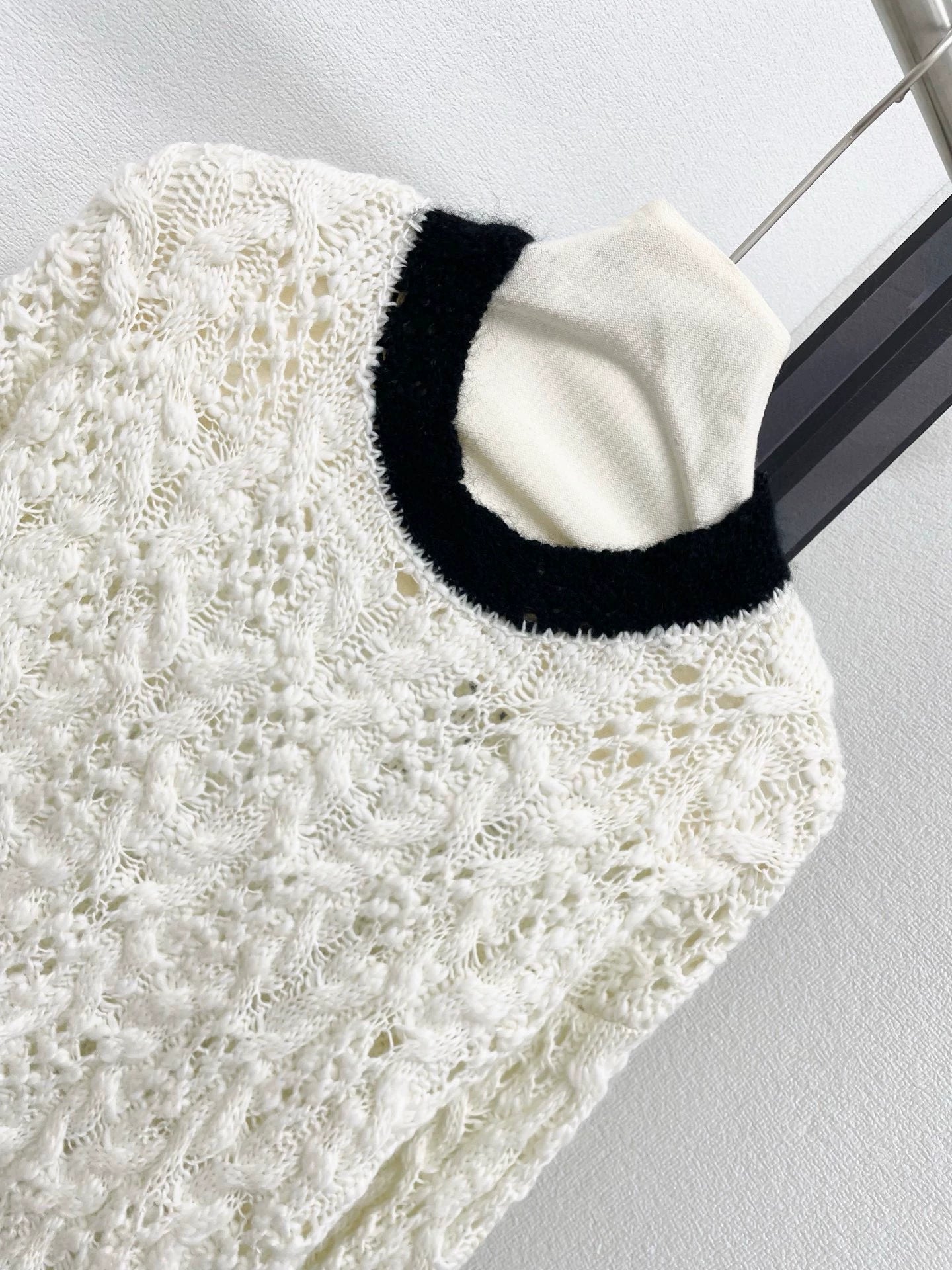 25fw Black and white color blocked hollow knitted sweater
