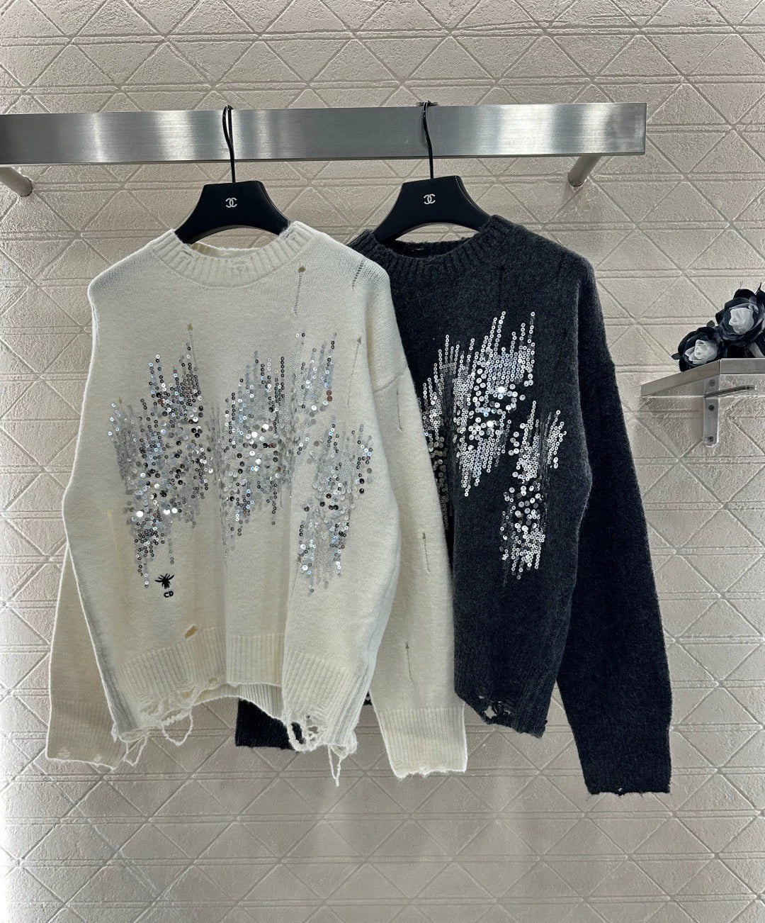 25fw Broken hole sequin round neck sweater