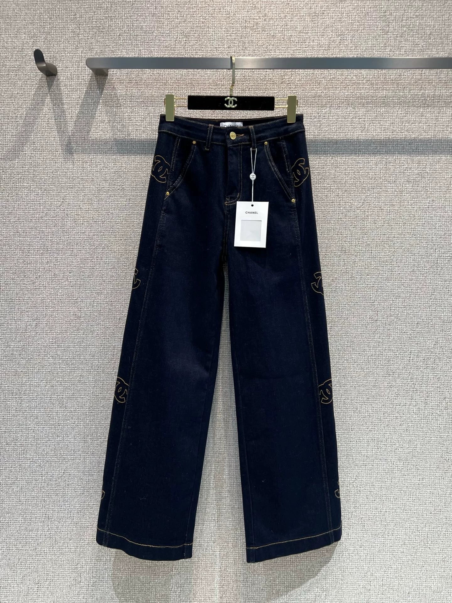 Side-embroidered washed denim jeans