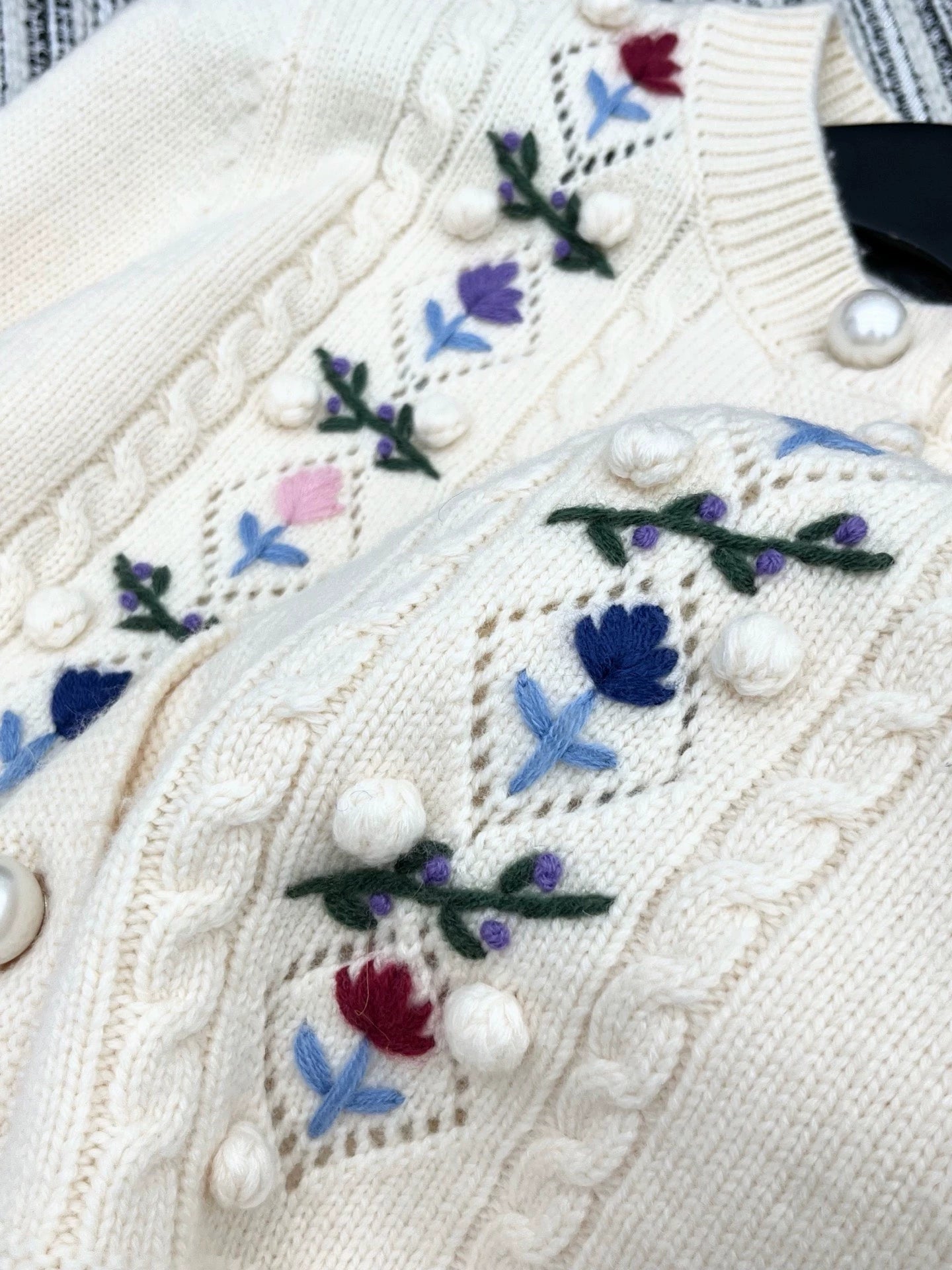 25fw Hook flower lotus leaf cardigan