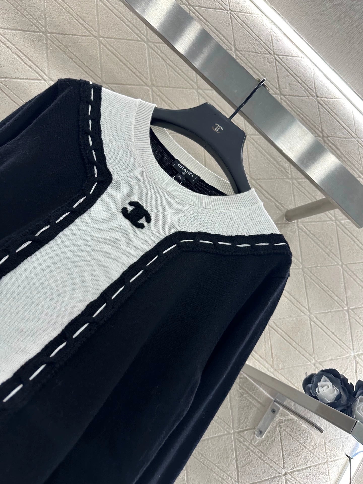 Round neck contrasting letter sweater